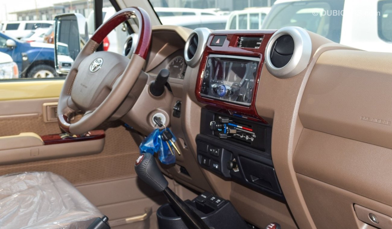 Toyota Land Cruiser Pick Up LX V6 4.0ltr , difflock , power window , center lock , side sticker