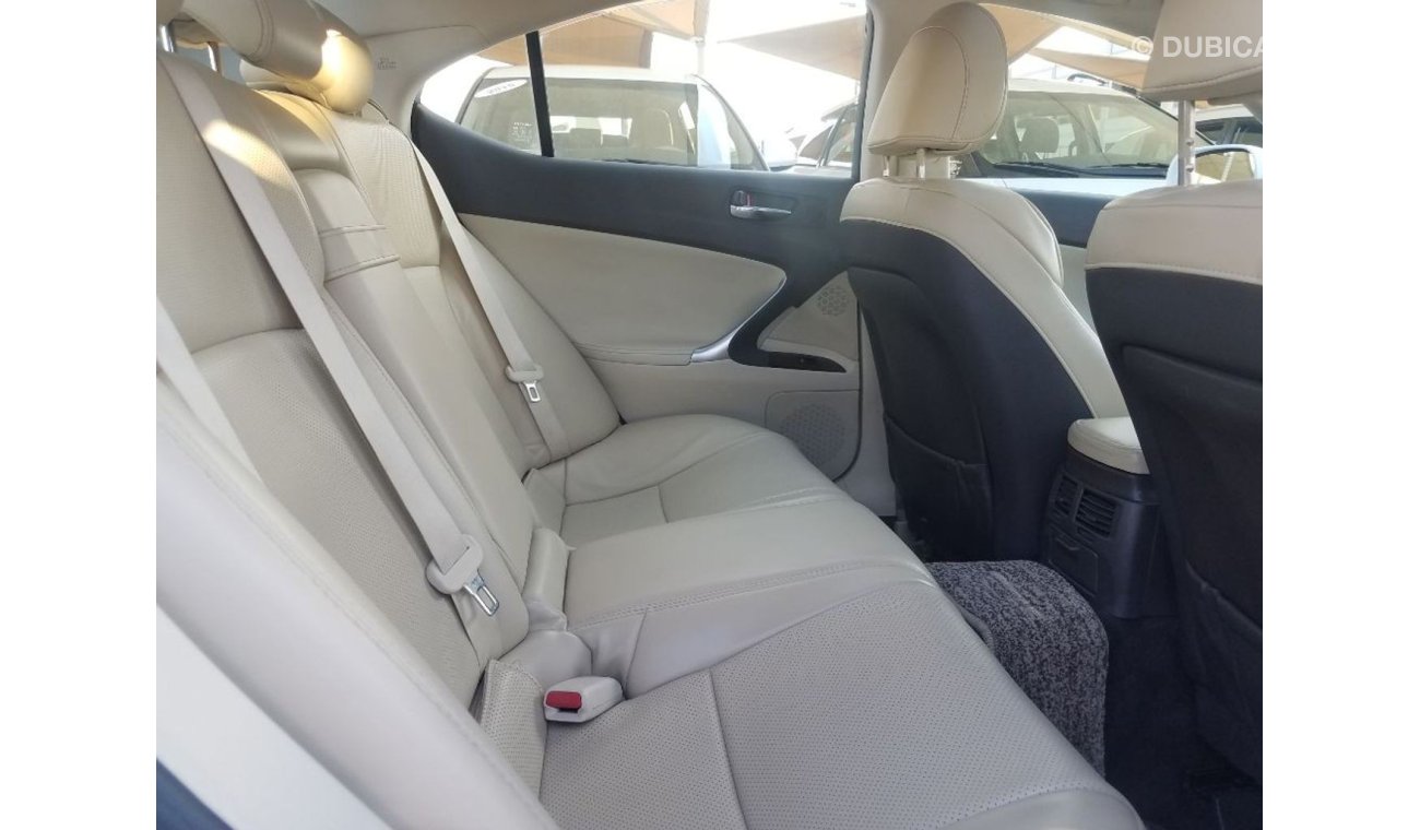 Lexus IS300 Lexus IS 300 GCC 2011 GCC without accident without dye in agency condition