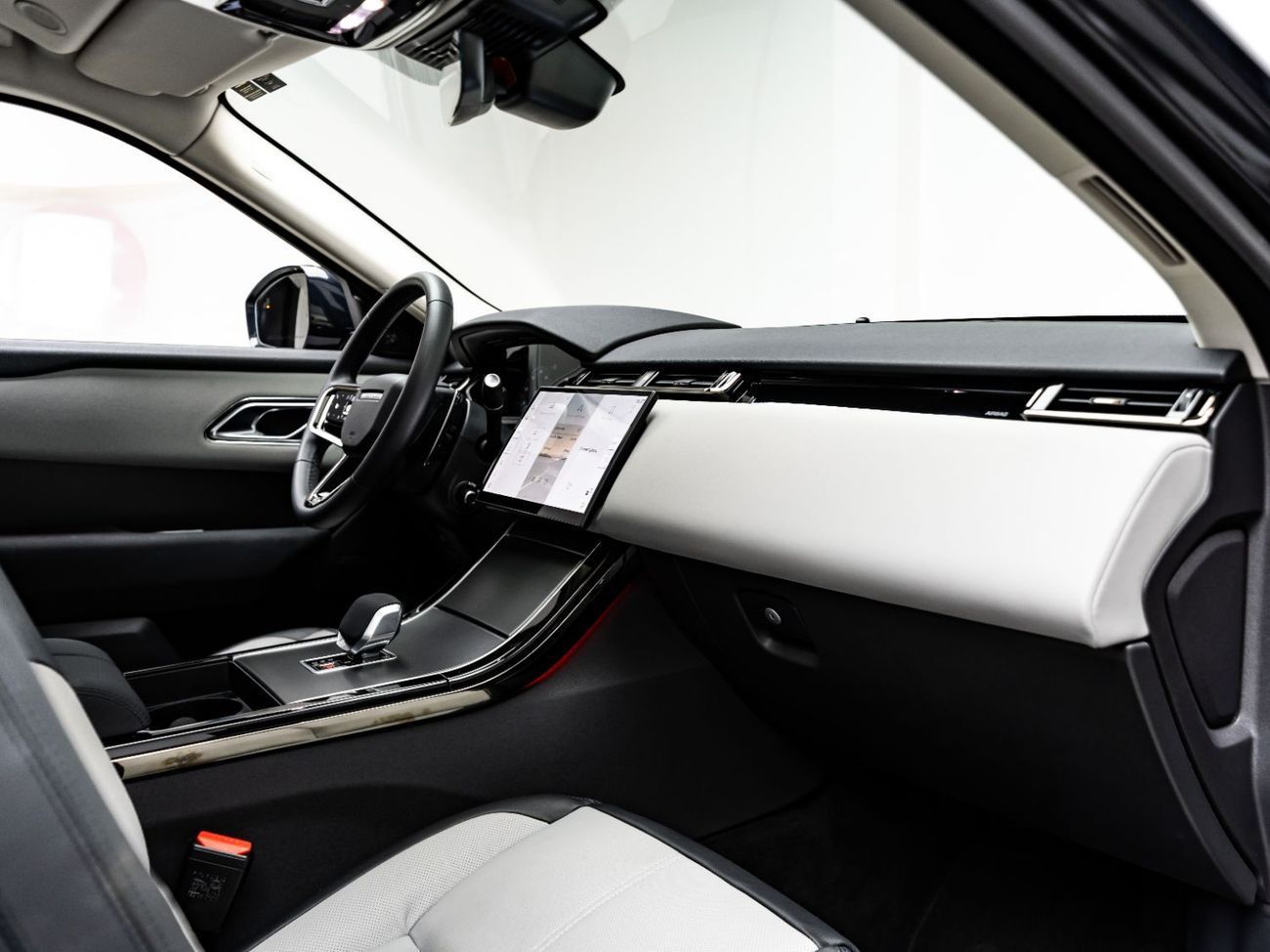 Land Rover Range Rover Velar P250 2.0L (246 HP) 2025 Range Rover Velar Dynamic SE P250, November 2029 Al Tayer Warranty + Service