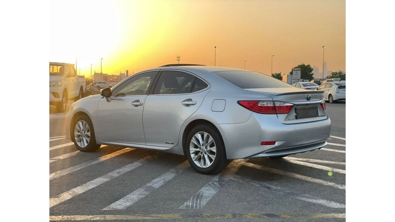 لكزس ES 300 2013 Lexus ES300H Hybrid 2.5L V4 - Japanese Specs Full Option - Without Accident