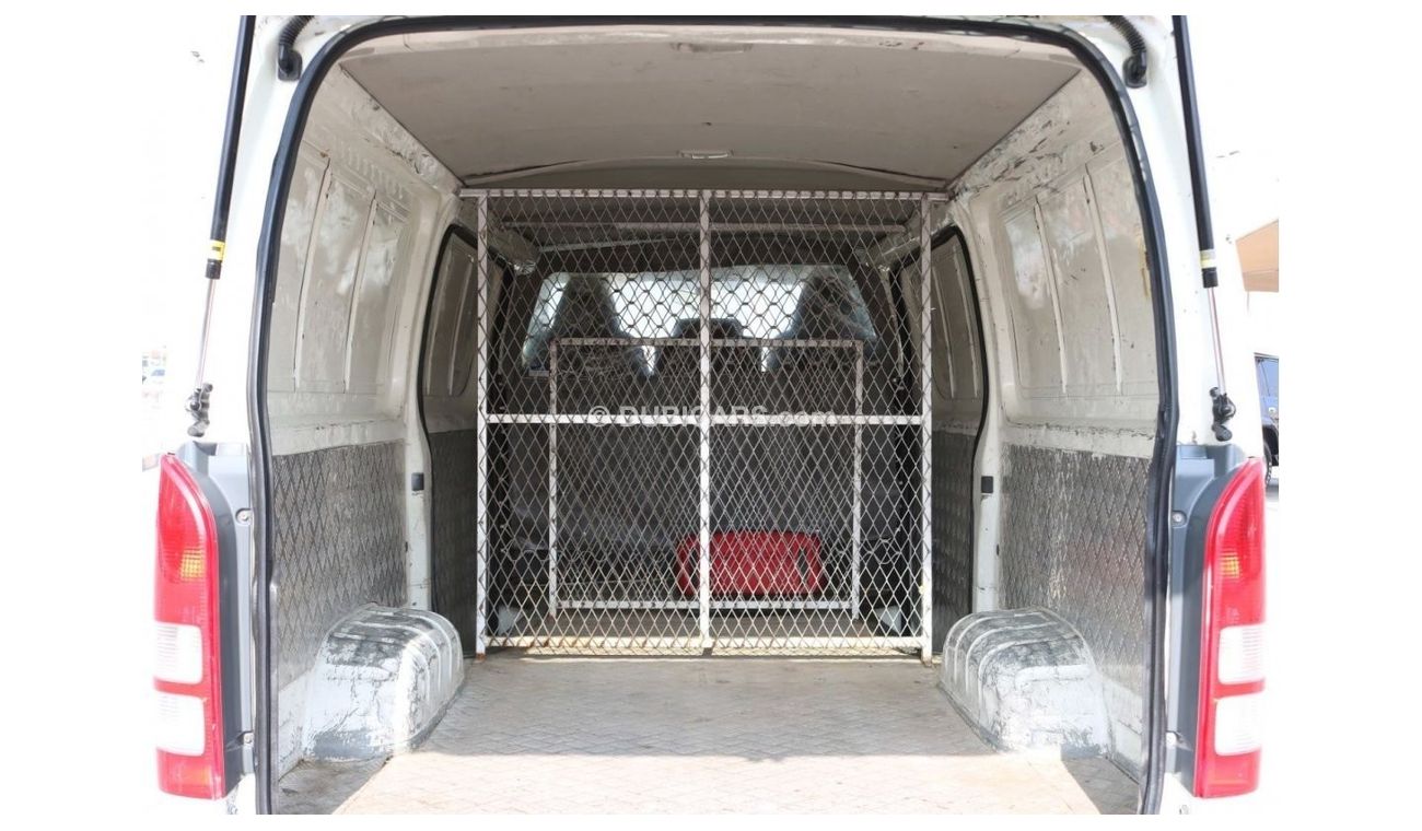 Toyota Hiace 2015 | HIACE STANDARD ROOF MULTIPURPOSE DELIVERY VAN WITH GCC SPECS AND EXCELLENT CONDITION