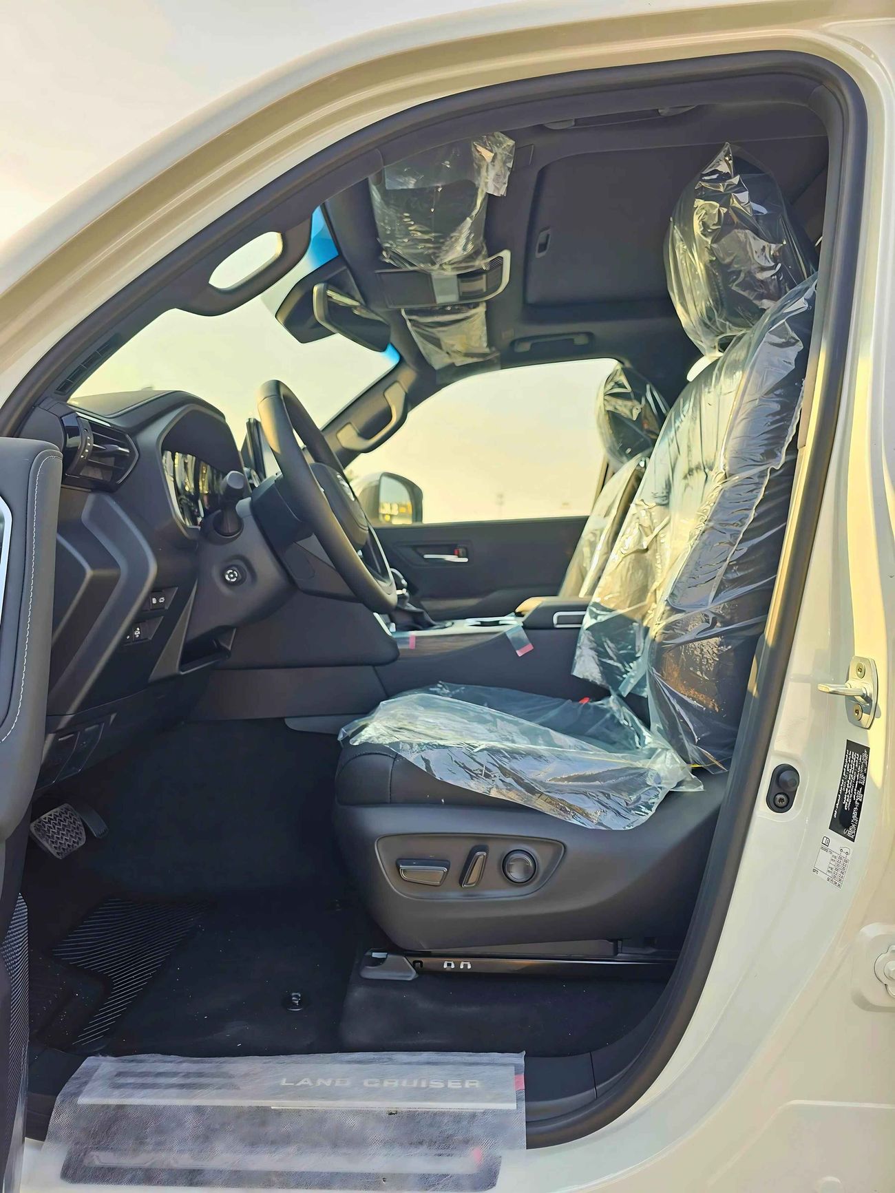 Toyota Land Cruiser VX TWIN TURBO / 3.5L V6 / JBL SPEAKERS / BIG DVD / FULL OPTION (CODE # 69037)