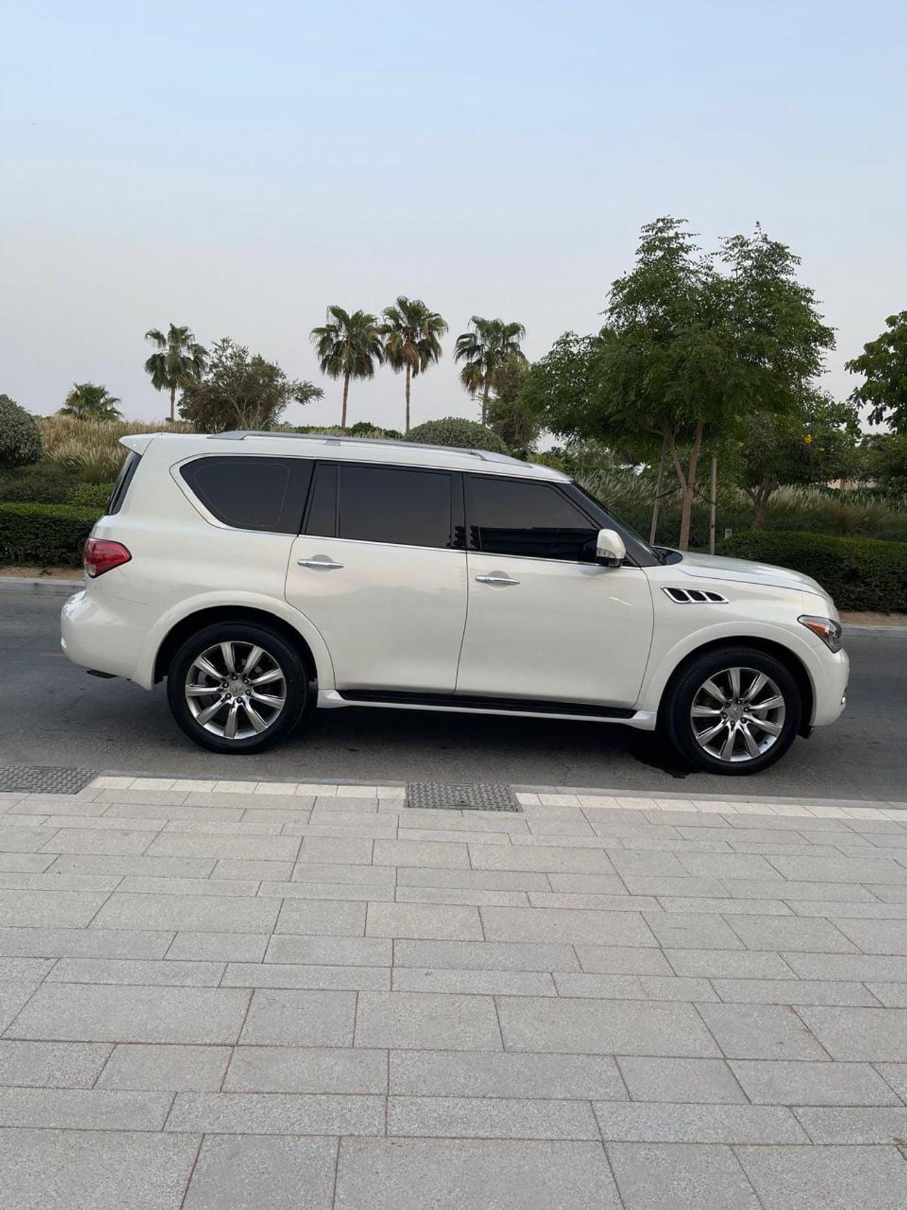 Infiniti QX56 LUXURY
