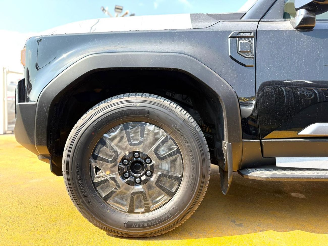 تويوتا برادو TOYOTA PRADO  2.4 L     V4  MODEL 2026  HP.    264 INTERIOR BAGE  COLLAR black