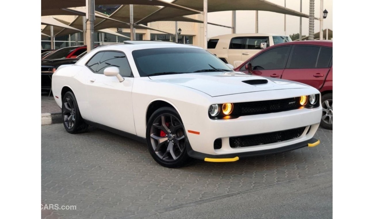 Dodge Challenger SXT make/ Dodge Challenger  model / 2018 Full option with sunroof +radar color / white  engine size