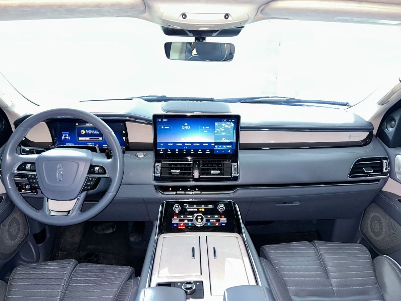 لينكولن نافيجاتور بريزيدنشيال NV-N1923L/AL TAYER MOTORS/ AL QOUZ SHOWROOM