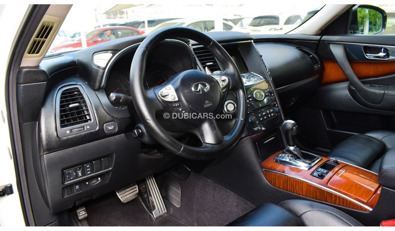 Infiniti FX50 2009 GCC model, fingerprint slot, rear camera, leather, cruise control, sensor wheels, in excellent
