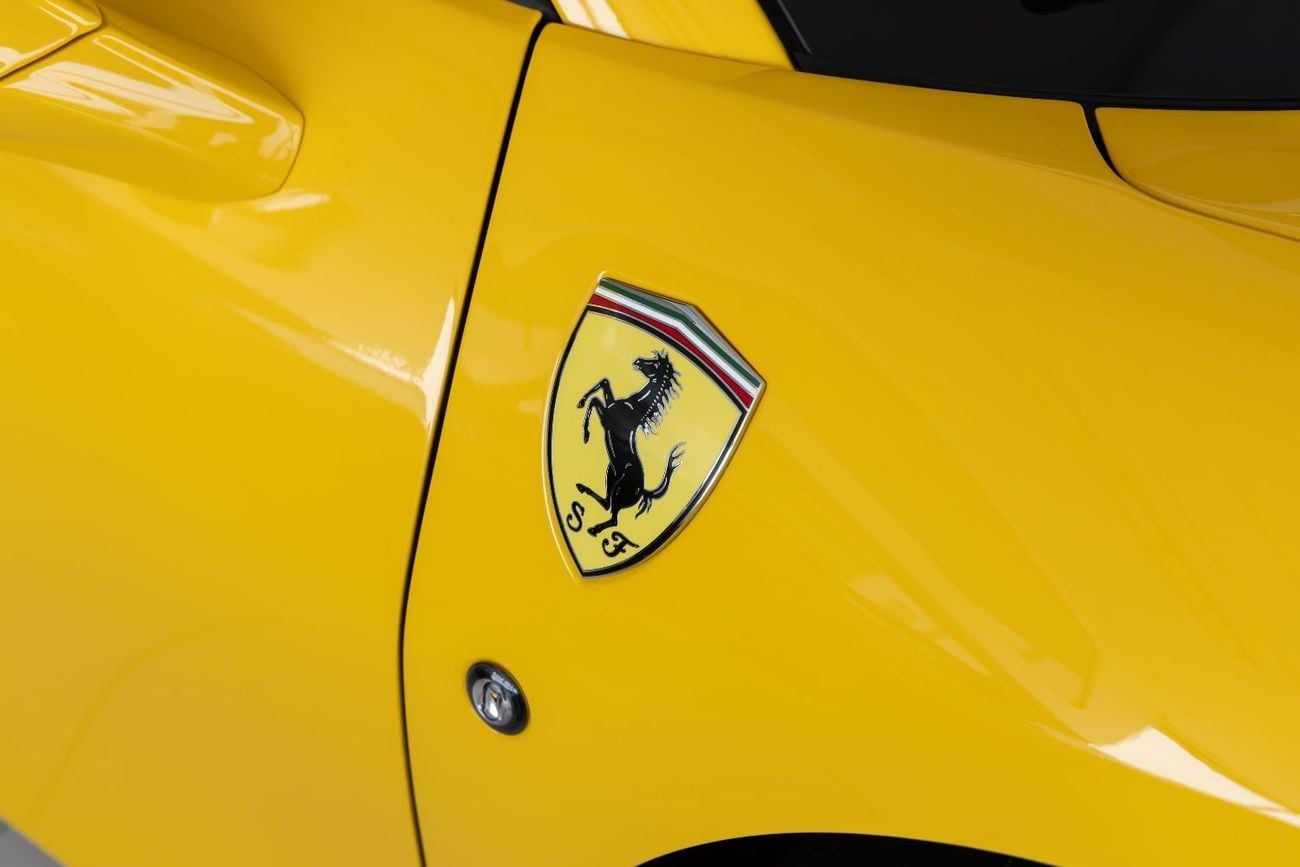 فيراري ف ٨ سبيدر Ferrari F8 Spider 2022 | Pristine | Fully Carbon Interior &amp; Exterior | Carbon Steering &amp; Pad