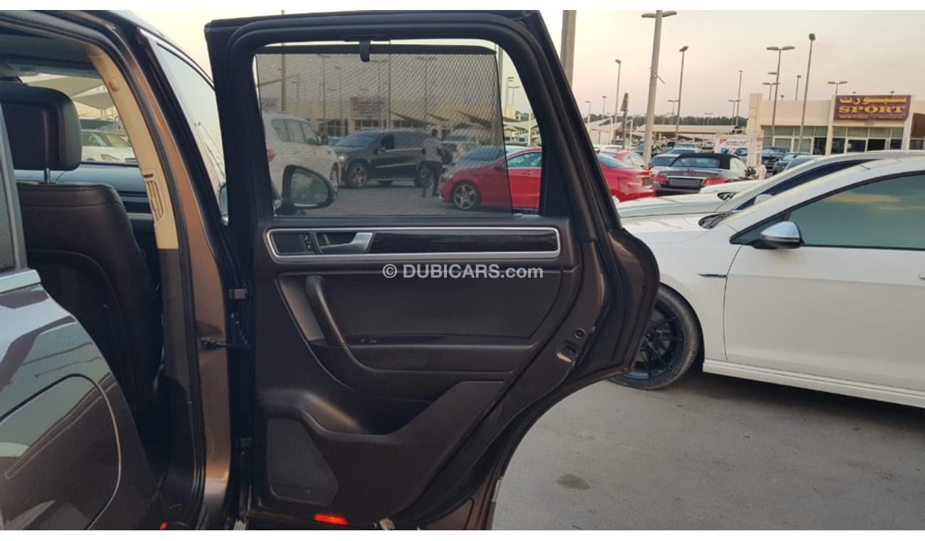 Volkswagen Touareg Volex wagan Touarag model 2011 GCC car full option panoramic roof leather seats back camera full ele