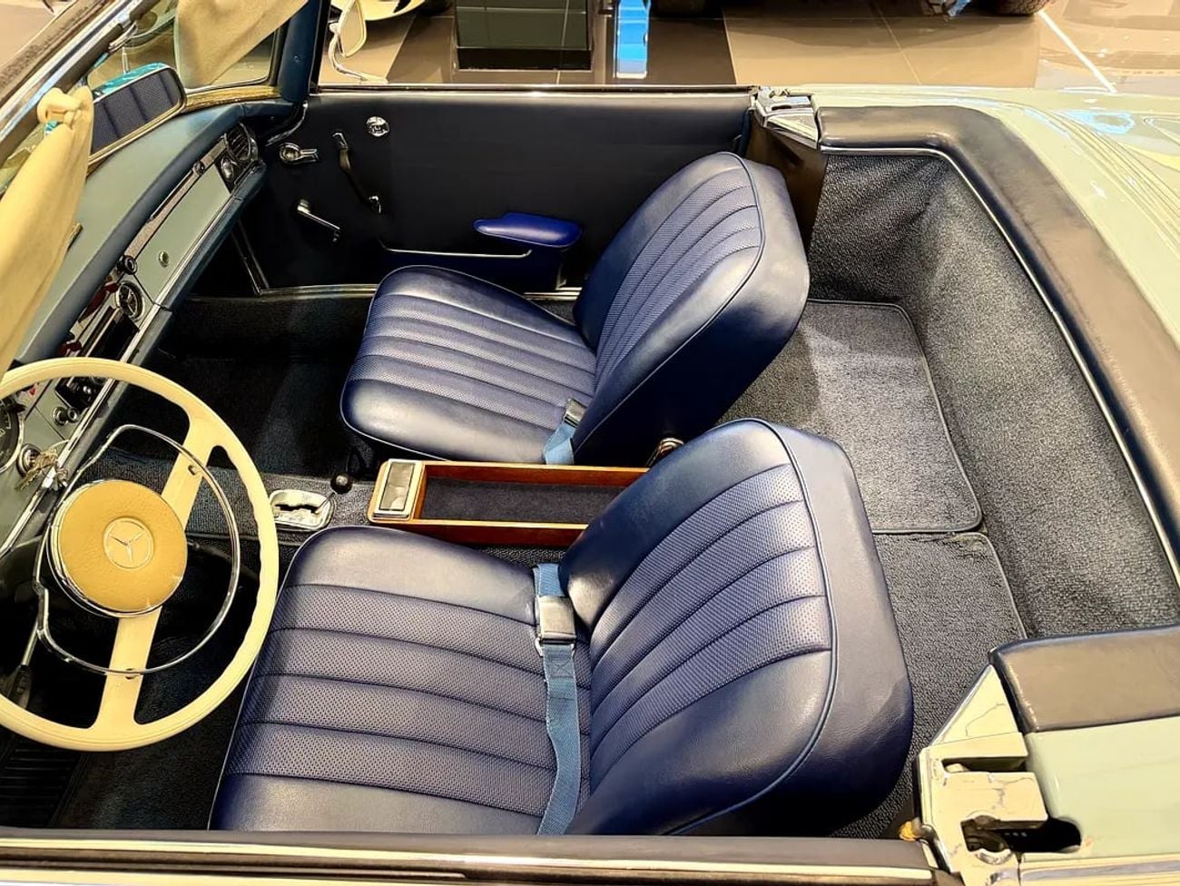 Mercedes Benz SL 280 Pagoda (W113) - Japanese Specs