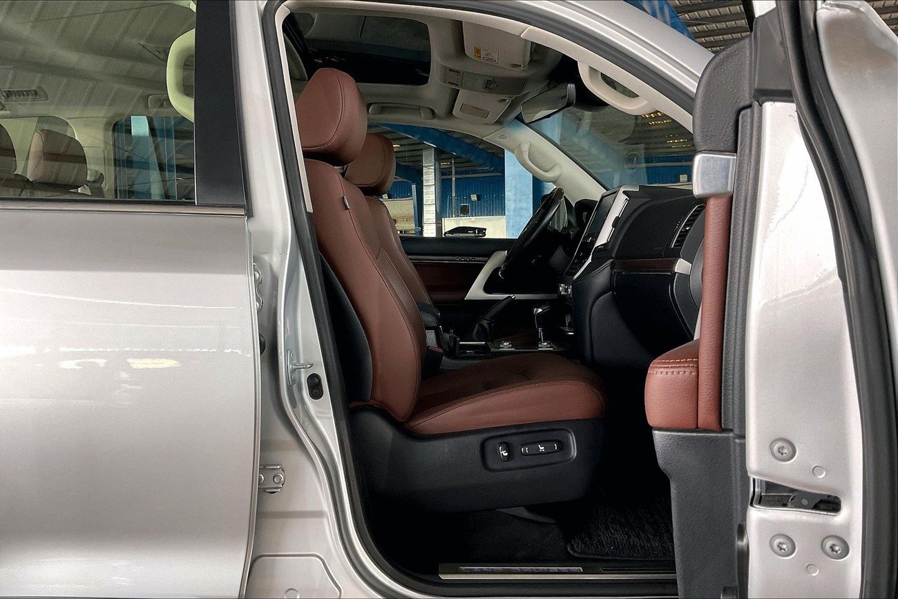 تويوتا لاند كروزر VXR | National Day Celebration | شامل الضمان | 0 ﺪﻔﻋﺓ ﺃﻮﻟﻯ