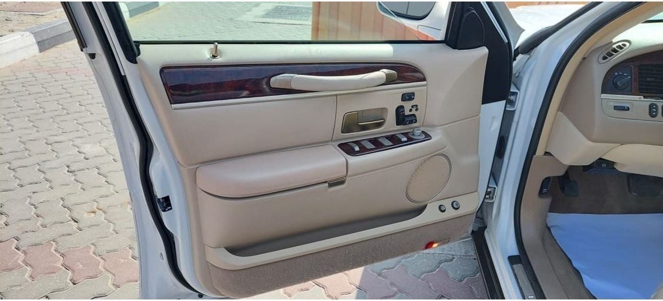 لينكولن تاون كار very clean car