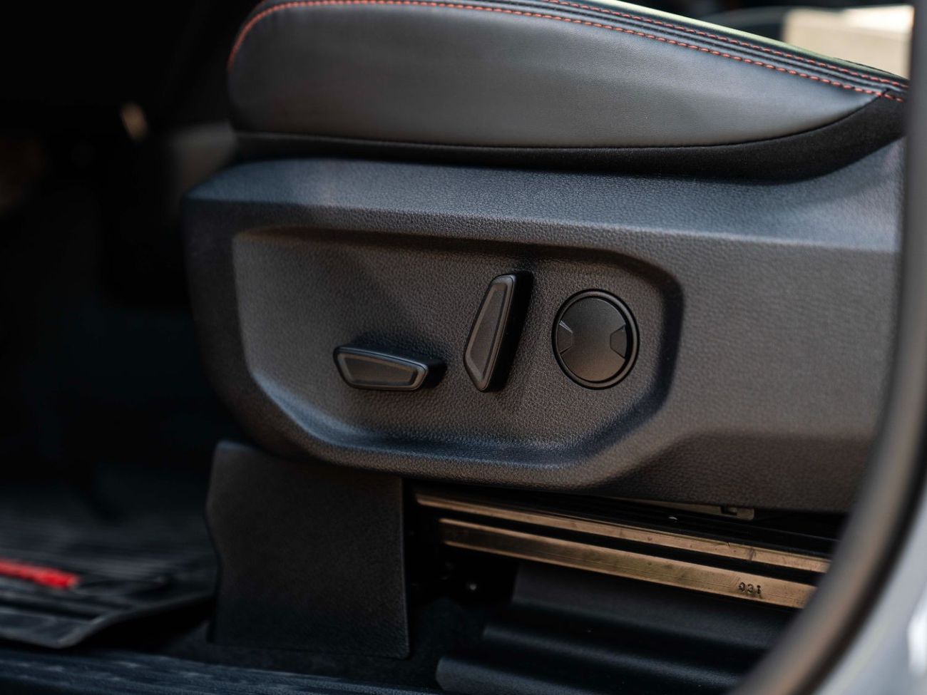 Ford Ranger Raptor AED 3,932 PM • RANGER RAPTOR • ONLY 4,000 KMS • FORD WARRANTY AND SERVICE CONTRACT UNTILL 2029