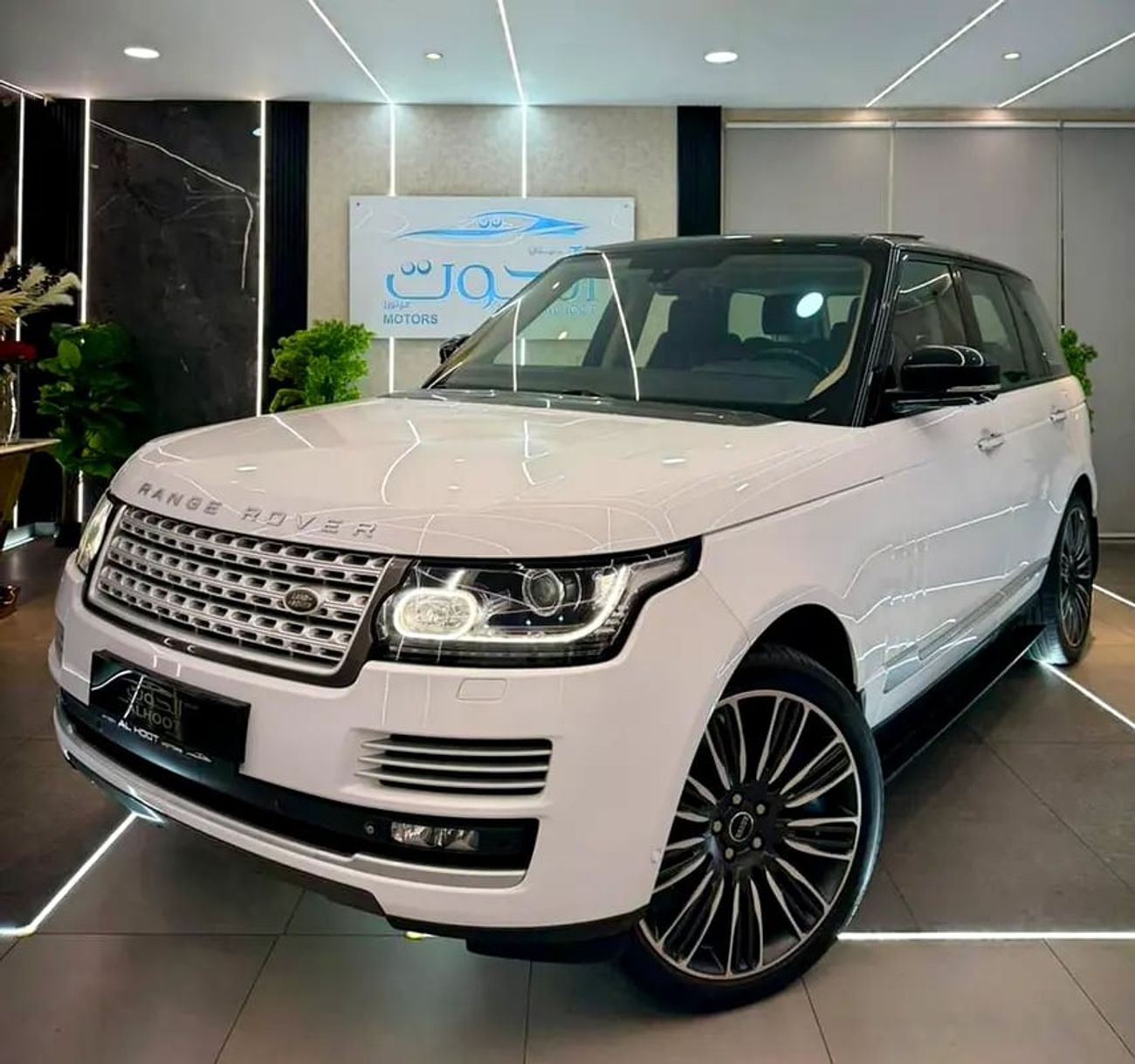 Land Rover Range Rover Supercharged 5.0L SUPERCHARGED VOGUE V8 || GCC II FULLY LOADED || AMAZING || VERY NEAT || LOW MILEAG