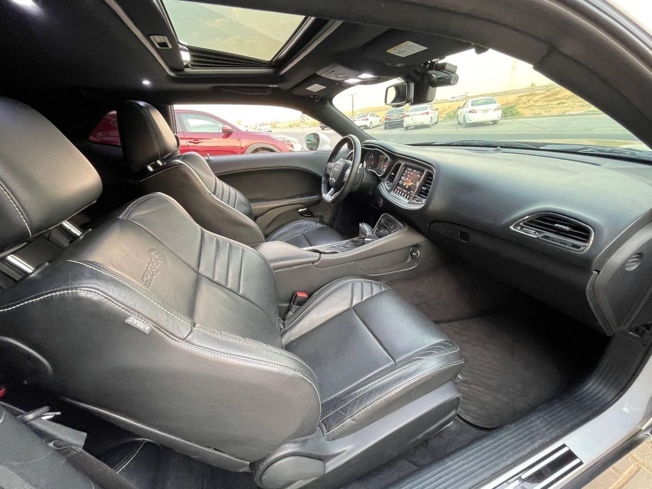 Dodge Challenger SRT Hellcat 6.2L (707 HP) SRT HELLCAT / 6.2L V8 / SUPERCHARGED / SUNROOF / LEATHER / SUPER CLEAN