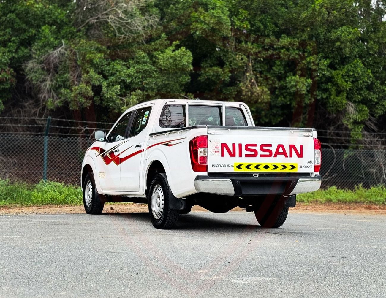 Nissan Navara Std 2.5L 4WD A/T Nissan Navara | 2.5 L | 2022 | GCC | Accident-Free | In Excellent Condition | 924 P