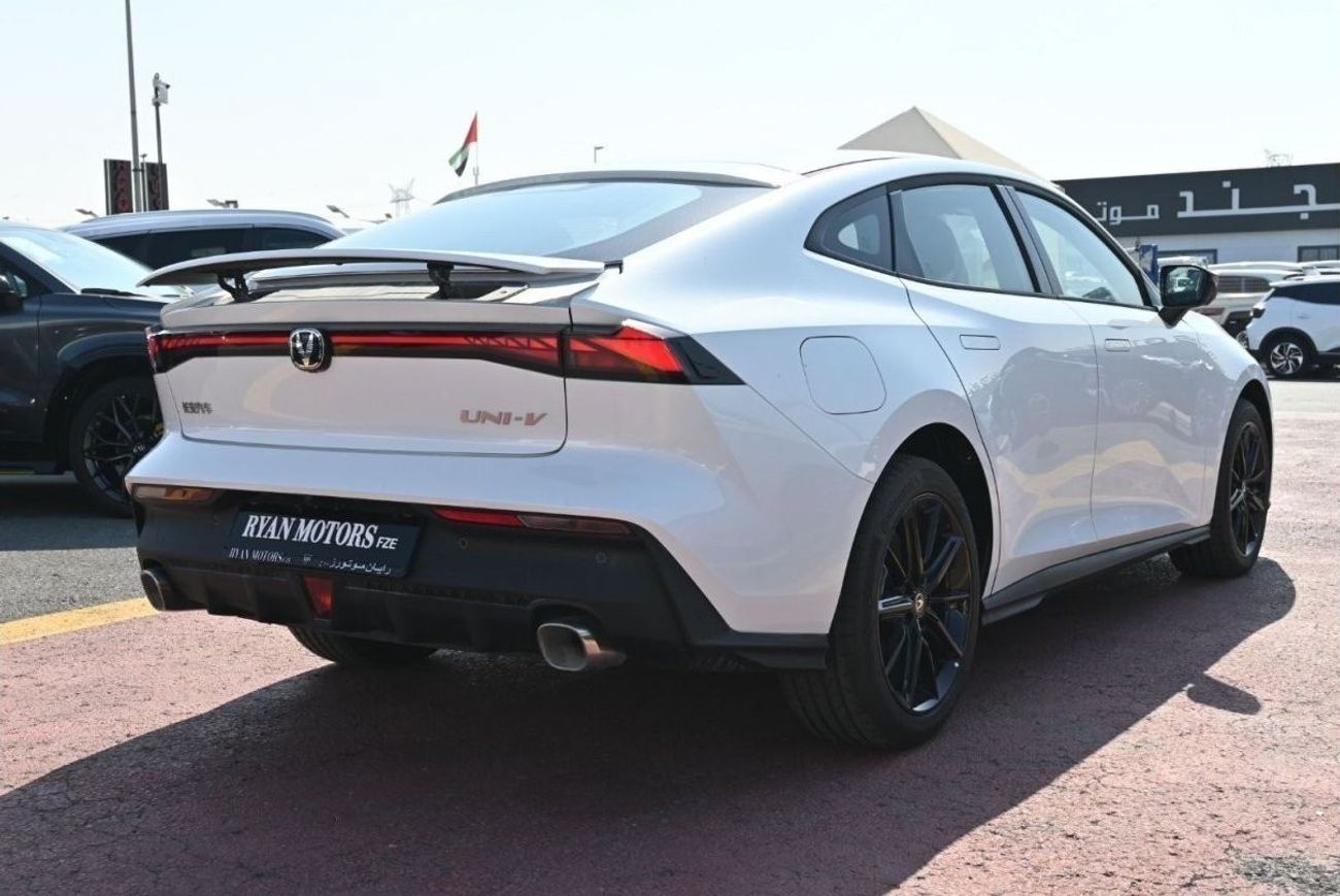 تشنجان Uni V Changan Uni-V 1.5L Turbo PHEV (Plug-In Hybrid) White Model 2023