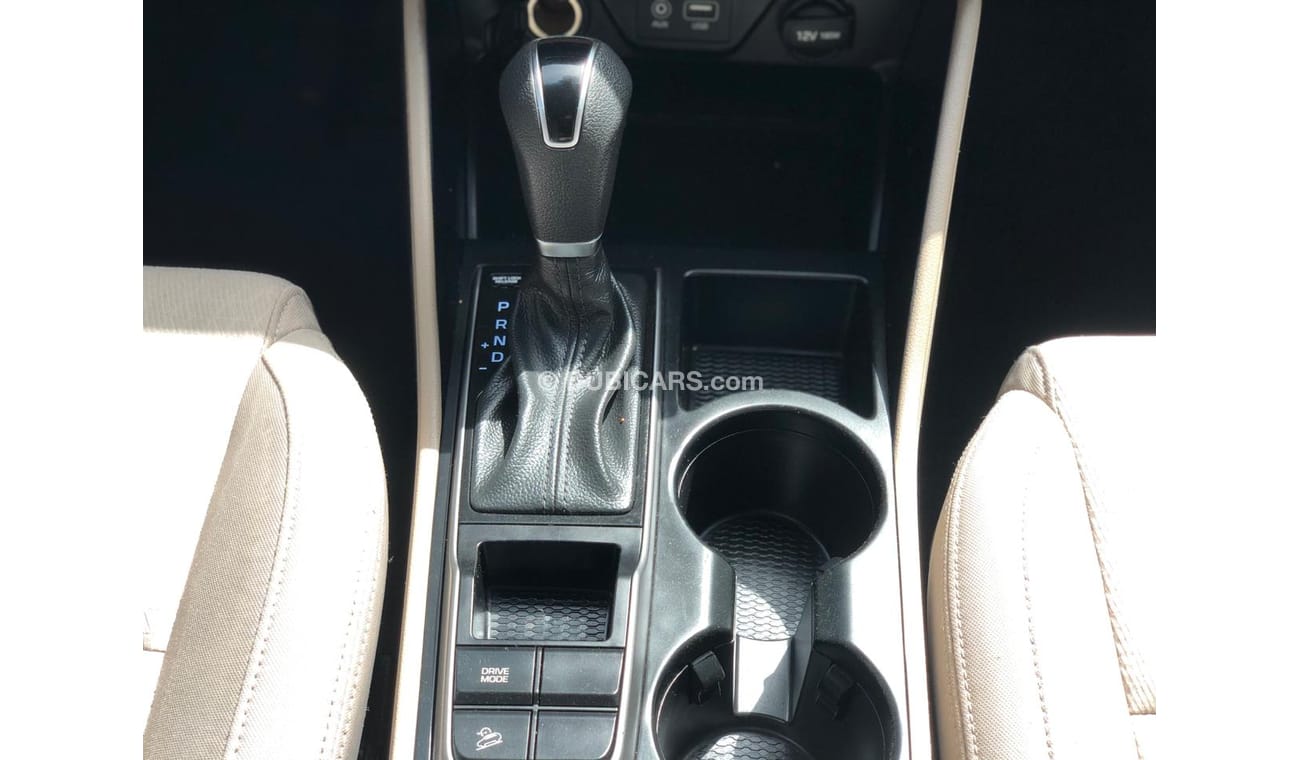 Hyundai Tucson 2.0L, Alloy Rims 17'', Back Camera, CD -Player, Fabric Seats, Tuner Audio/Radio, Fog Lights, LOT-686