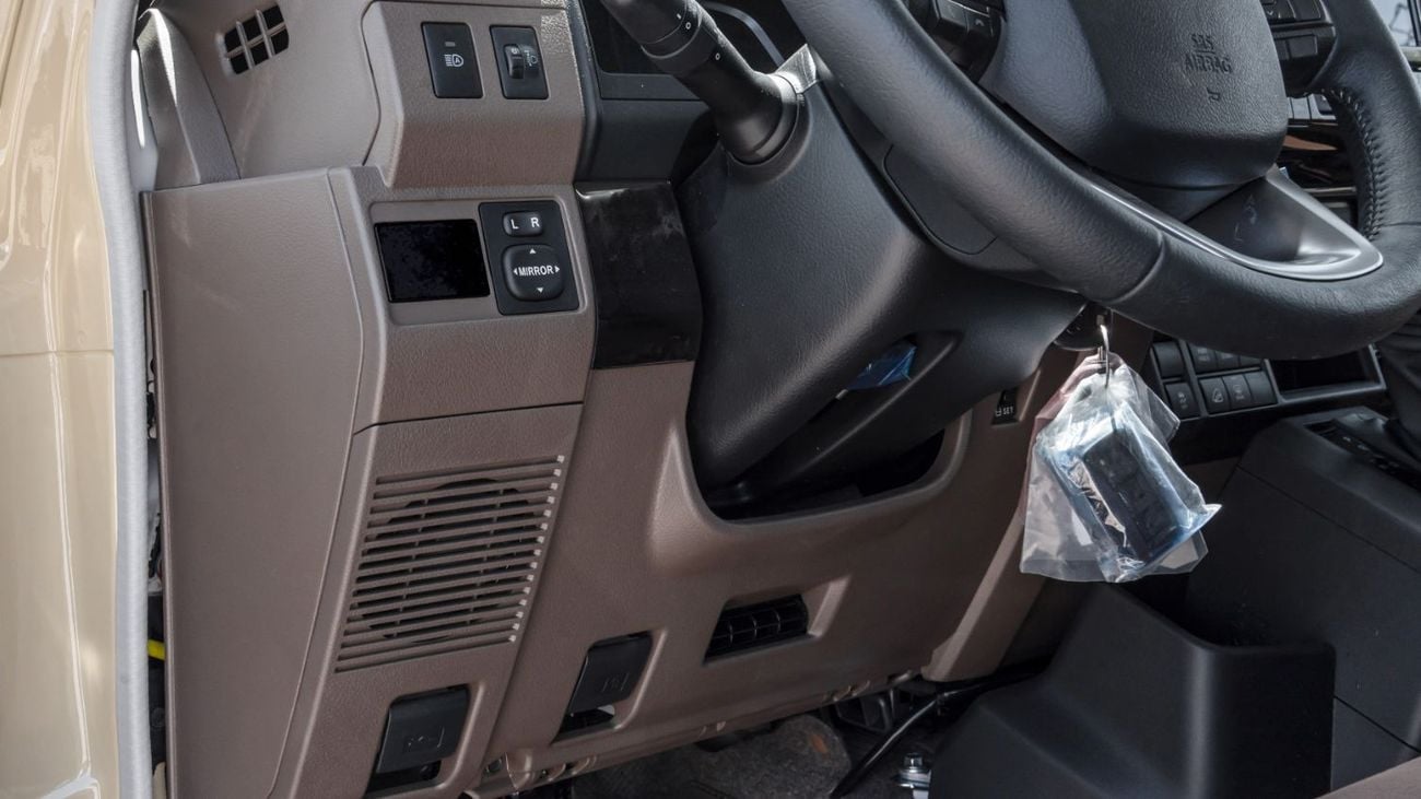 تويوتا لاند كروزر 70 HT VXR 2026 Toyota Land Cruiser LC76 4.0L AT Petrol (Mid Option) Beige