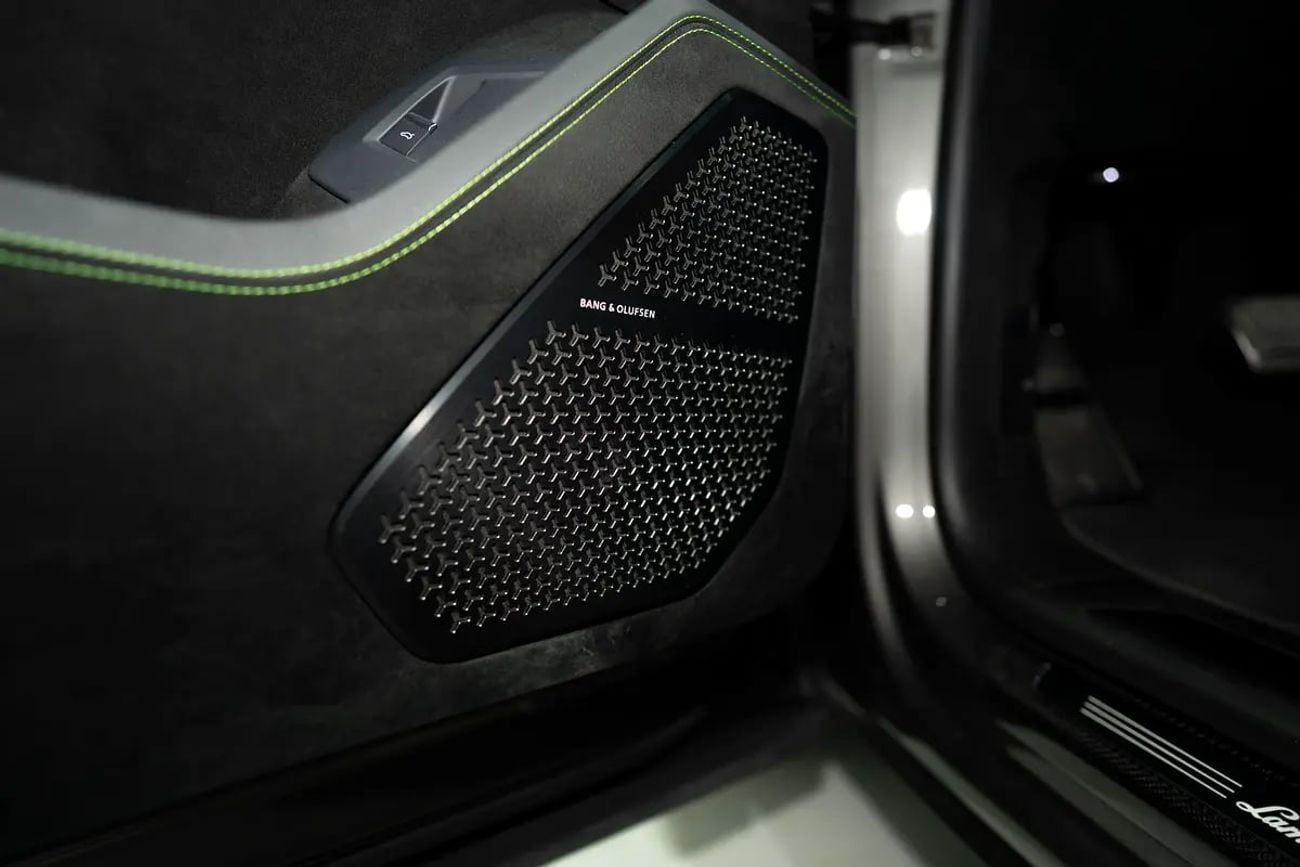 Lamborghini Urus 4.0T V8 Performante PERFORMANTE | ADVANCE 3D BANG OLUFSEN | TWO TONE INT | ALCANTARA SEATS | CARBON