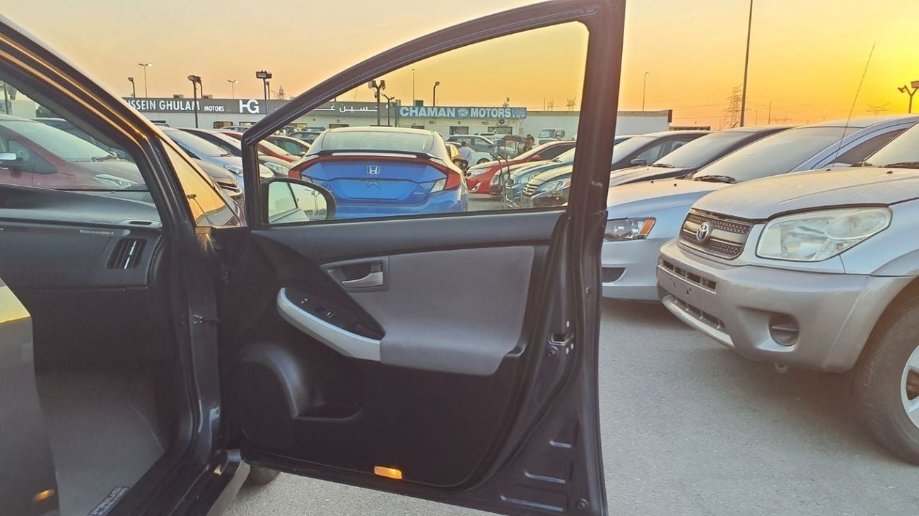 تويوتا برياس Prius PLUG IN  Fresh Import 2013 Model