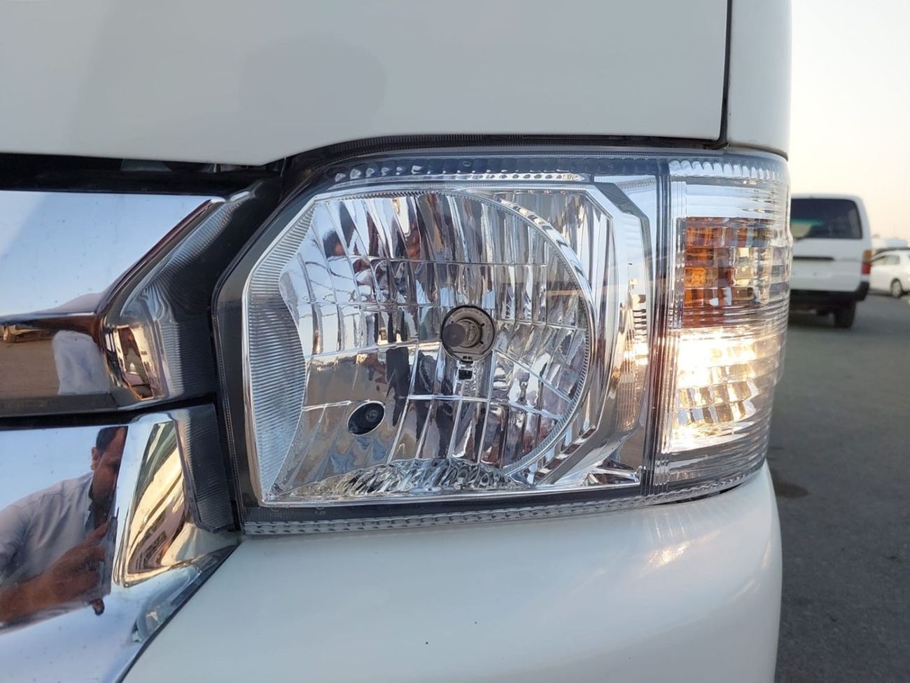 Toyota Hiace TOYOTA HIACE COMMUTER VAN RHD 2018 MODEL 3.0 L DIESEL AUTOMATIC(PM36171)