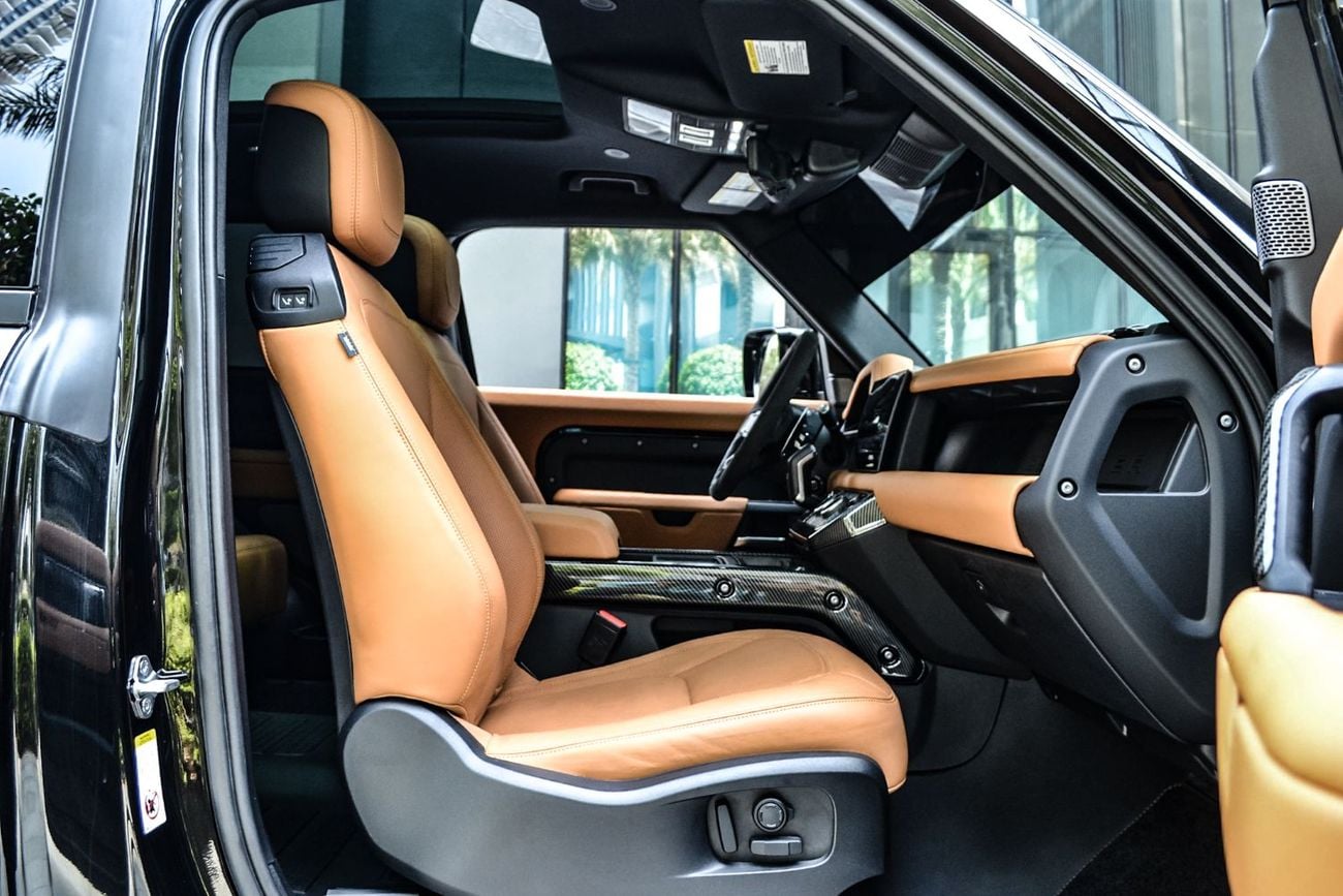 Land Rover Defender 90 P525 Fully Loaded with head up Display 2key interior carbon fiber trims completely covered by mat PPf Wit
