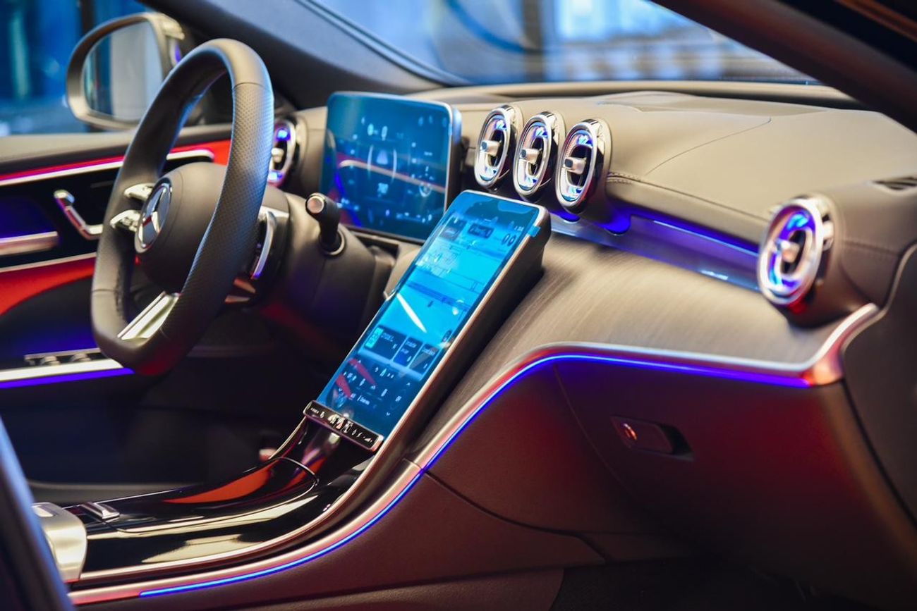 Mercedes-Benz C 200 ✔ Front projector ✔ Panoramic roof ✔ Welcome lighting