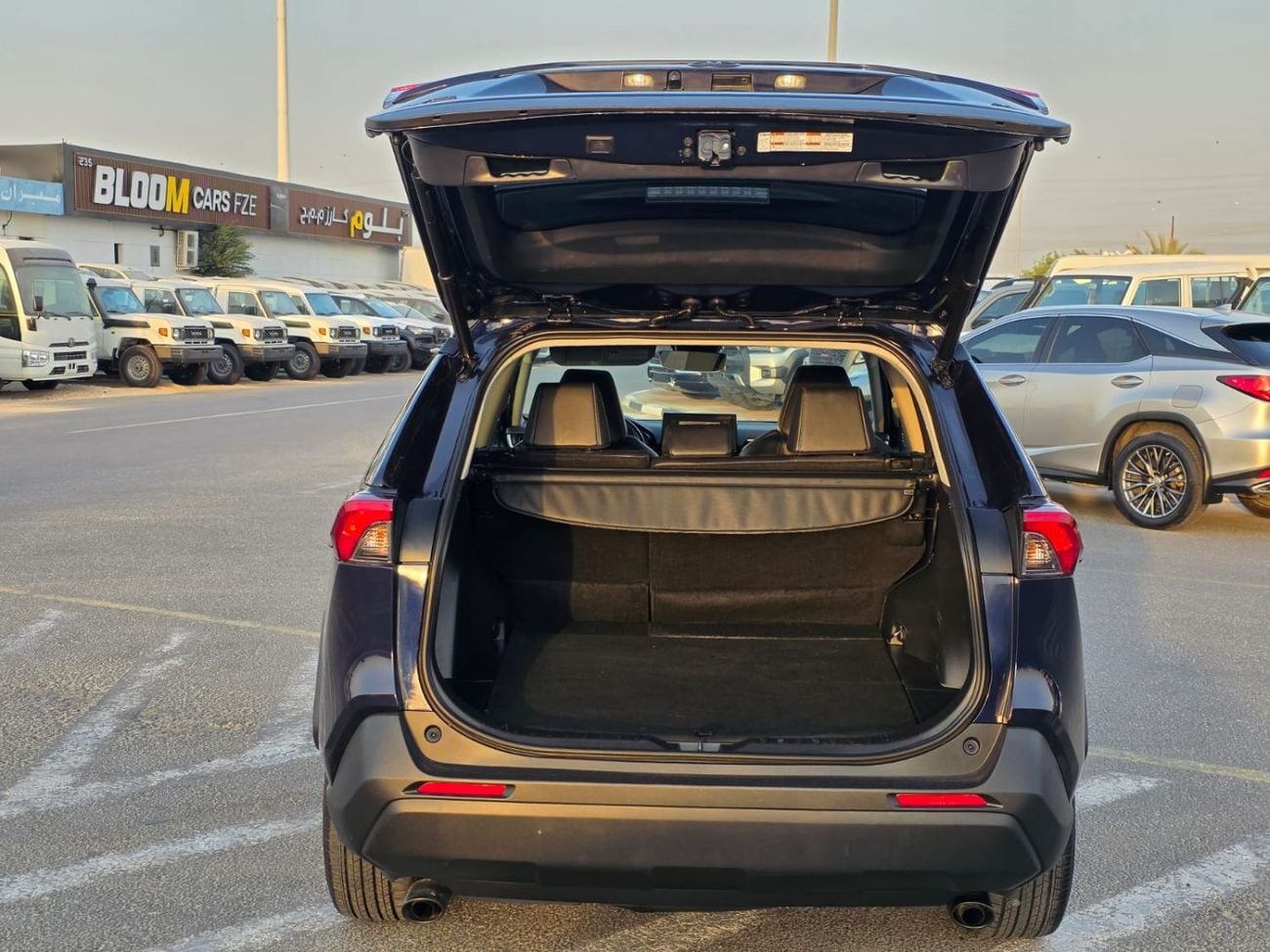 Toyota RAV4 XLE Premium Full option sunroof , Push button , Original leather seats and trunk automatic
