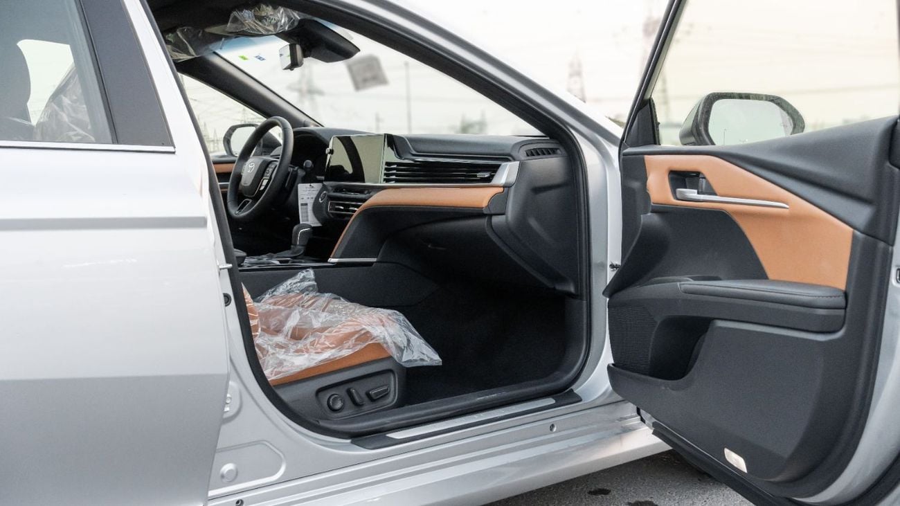 Toyota Camry 2026 Toyota Camry Lumiere 2.5L AT Hybrid (Silver-Tan)