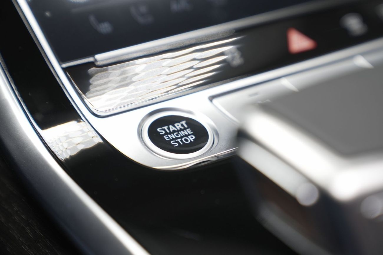 Audi Q8 55 TFSI quattro (340 HP) 2025 AUDI Q8 S-LINE 55 TFSI Quattro + 10% for local