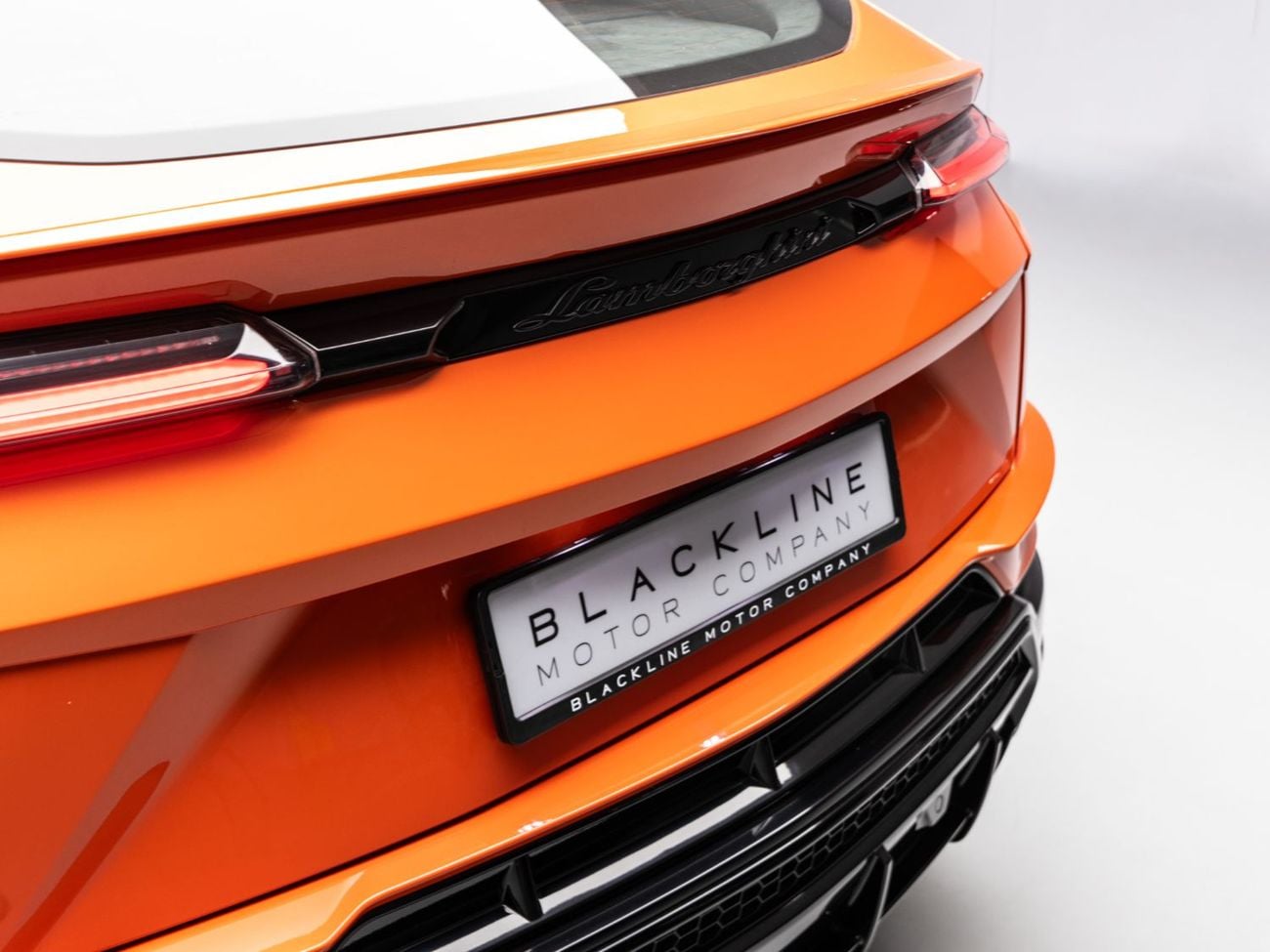لامبورغيني اوروس S BUY NOW, PAY 2027 | THE BLACKLINE STANDARD | 1 Year Blackline Warranty, GCC, Low KMs