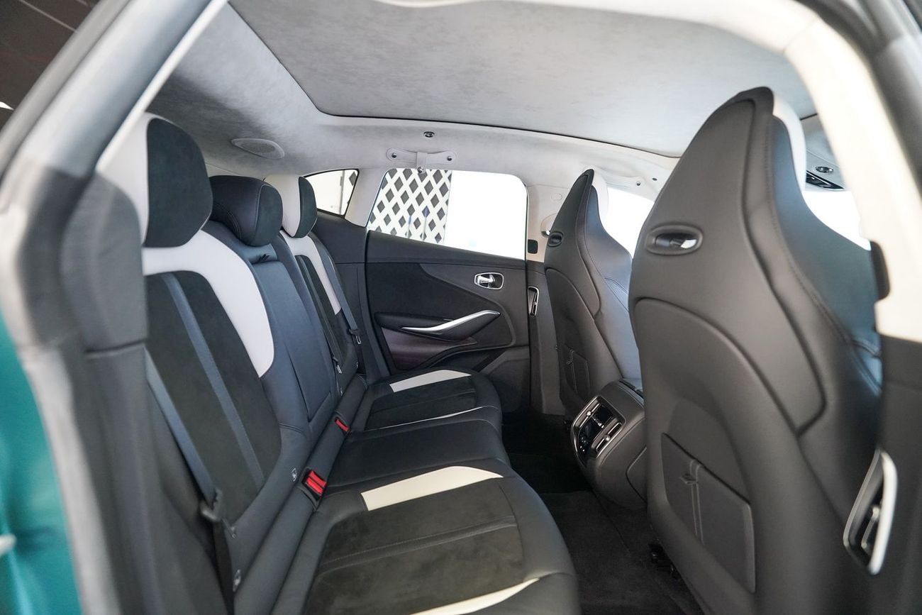 Aston Martin DBX 550