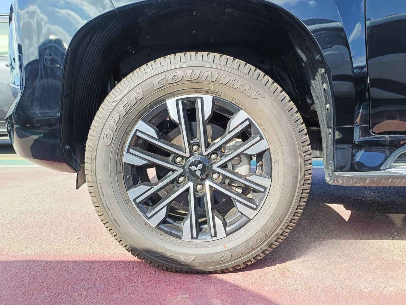 Mitsubishi Montero Sports / 3.0L /  Leather Seats / Push Start / Sunroof  / 4WD (CODE # 67942)