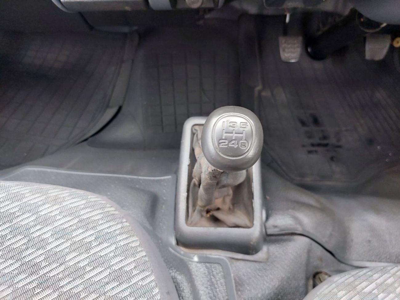 Toyota Hiace TOYOTA HIACE VAN RHD 2003 MODEL 3.0 L DIESEL MANUAL(PM03653)