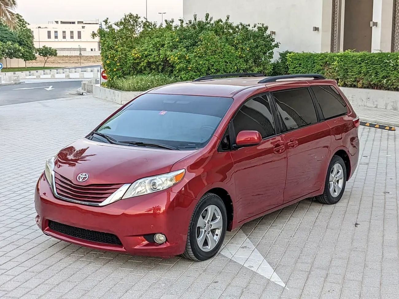 Toyota Sienna LE (NON GCC) Mid Option With Navigation In Perfect Condition 7 Seater Flawless Family Van