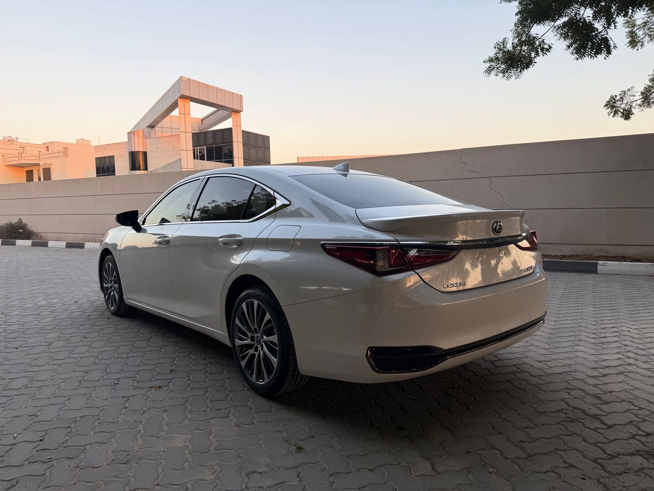 لكزس ES300h full Option 2024 Hybrid