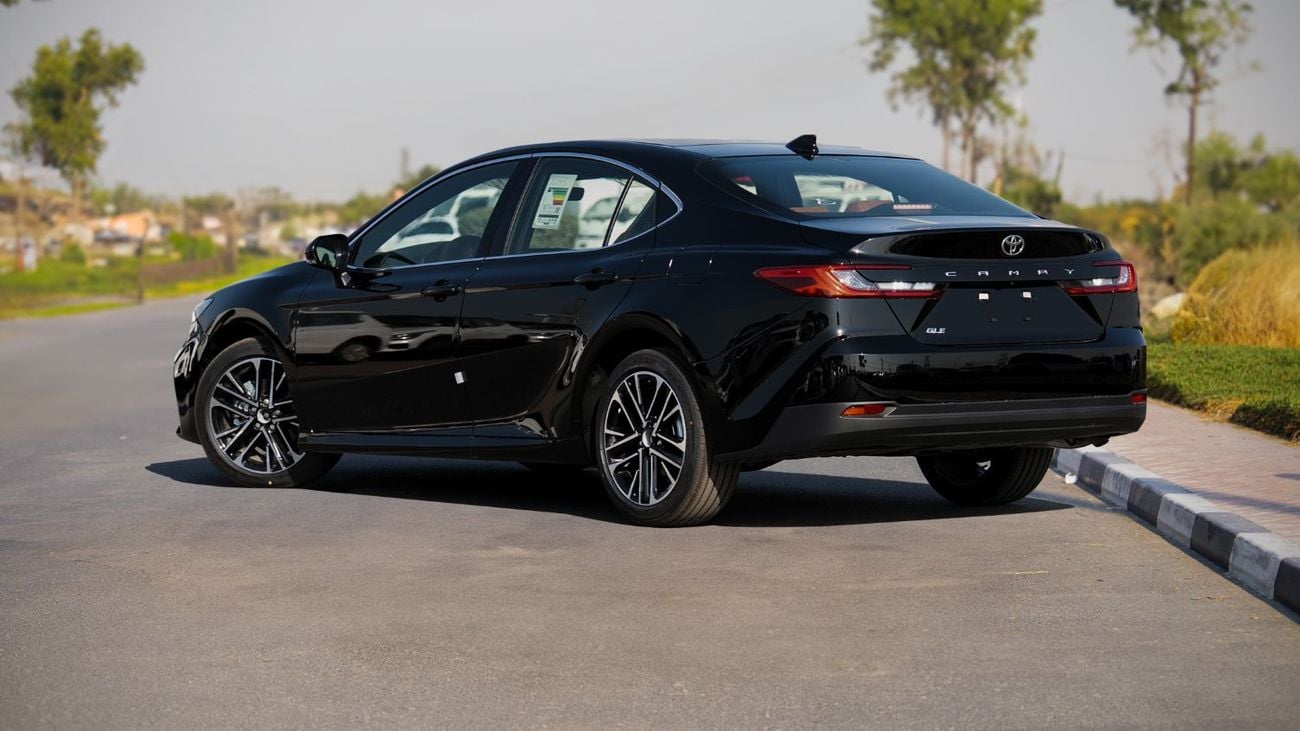 تويوتا كامري GLE 2.5L - Black Inside Yellow Brown
