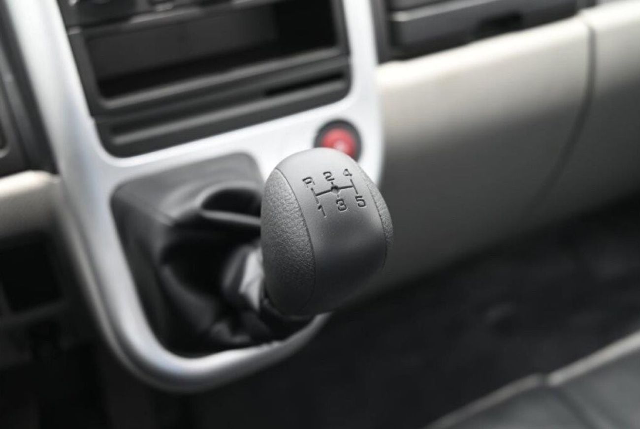 ميتسوبيشي فوسو كانتير Fuso Chassis Cab Truck 4.2L Diesel 3 Ton Manual Transmission