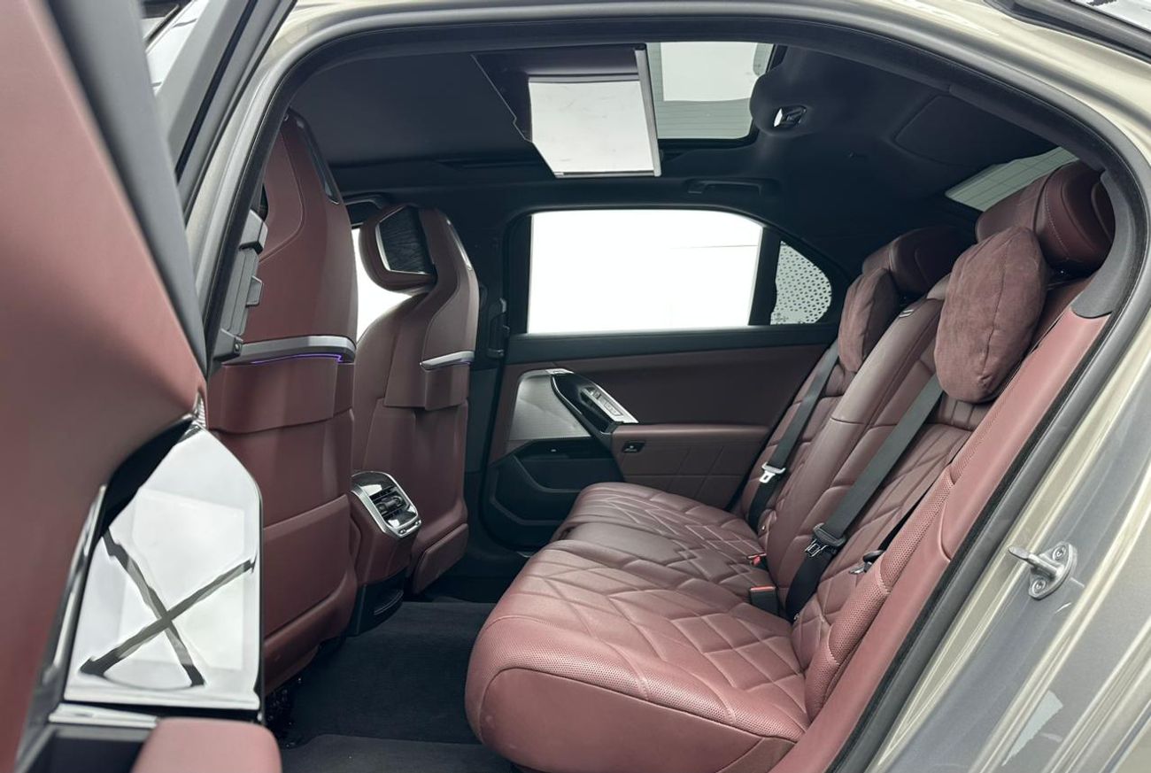 BMW 735i 2023 BMW 735i M-Sport, 2028 BMW Warranty and Service Pack, BMW Service History, GCC