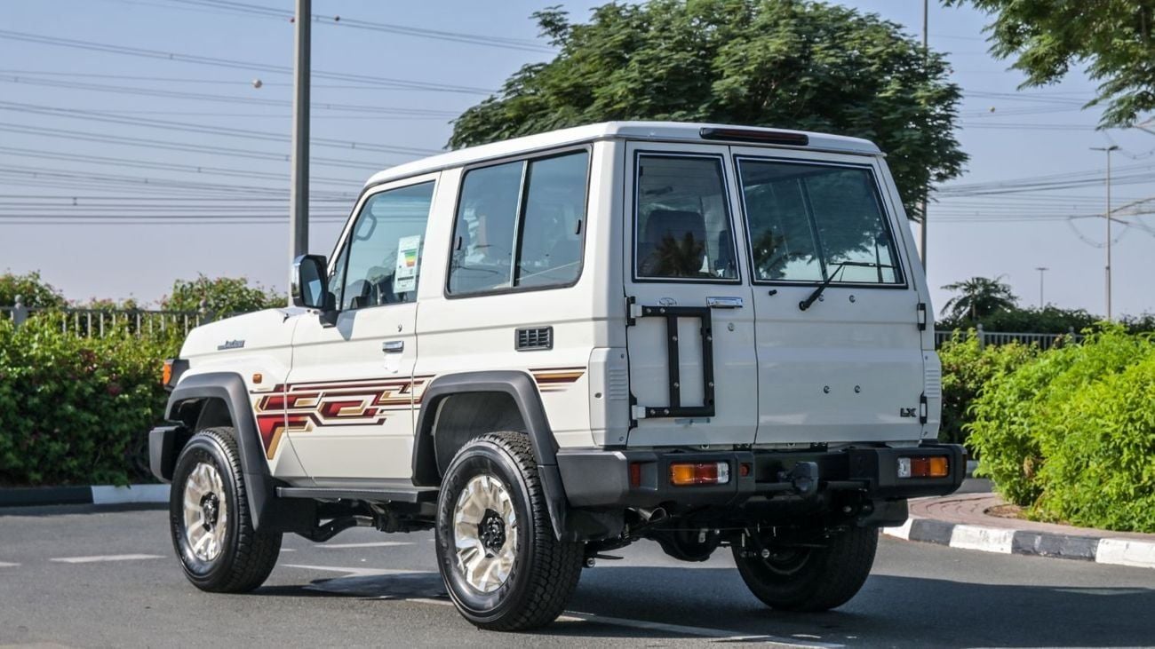 تويوتا لاند كروزر 70 ECTAGR014 - 2025 Toyota LC71 SWB - High Option - 4.0L Petrol Auto - White - Full Options with Winch