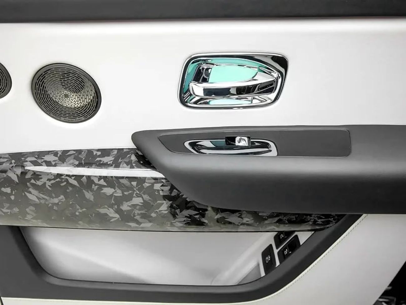 رولز رويس كولينان Cullinan with Mansory Kit