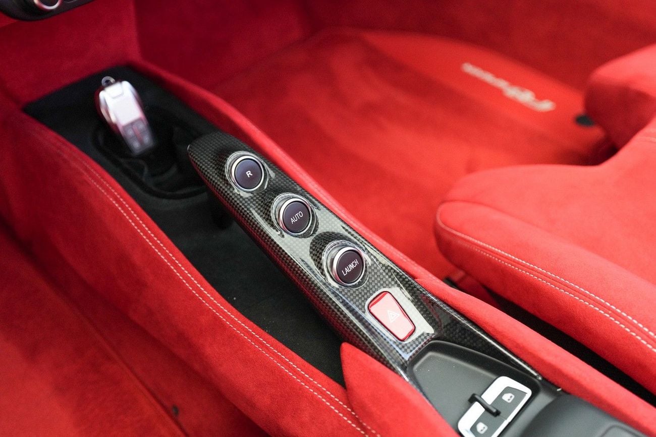 فيراري ف ٨ سبيدر STD (3.9L · 8 Cyl · Automatic · Petrol · Convertible · Rear Wheel Drive · 2 Seats · 2 Door)