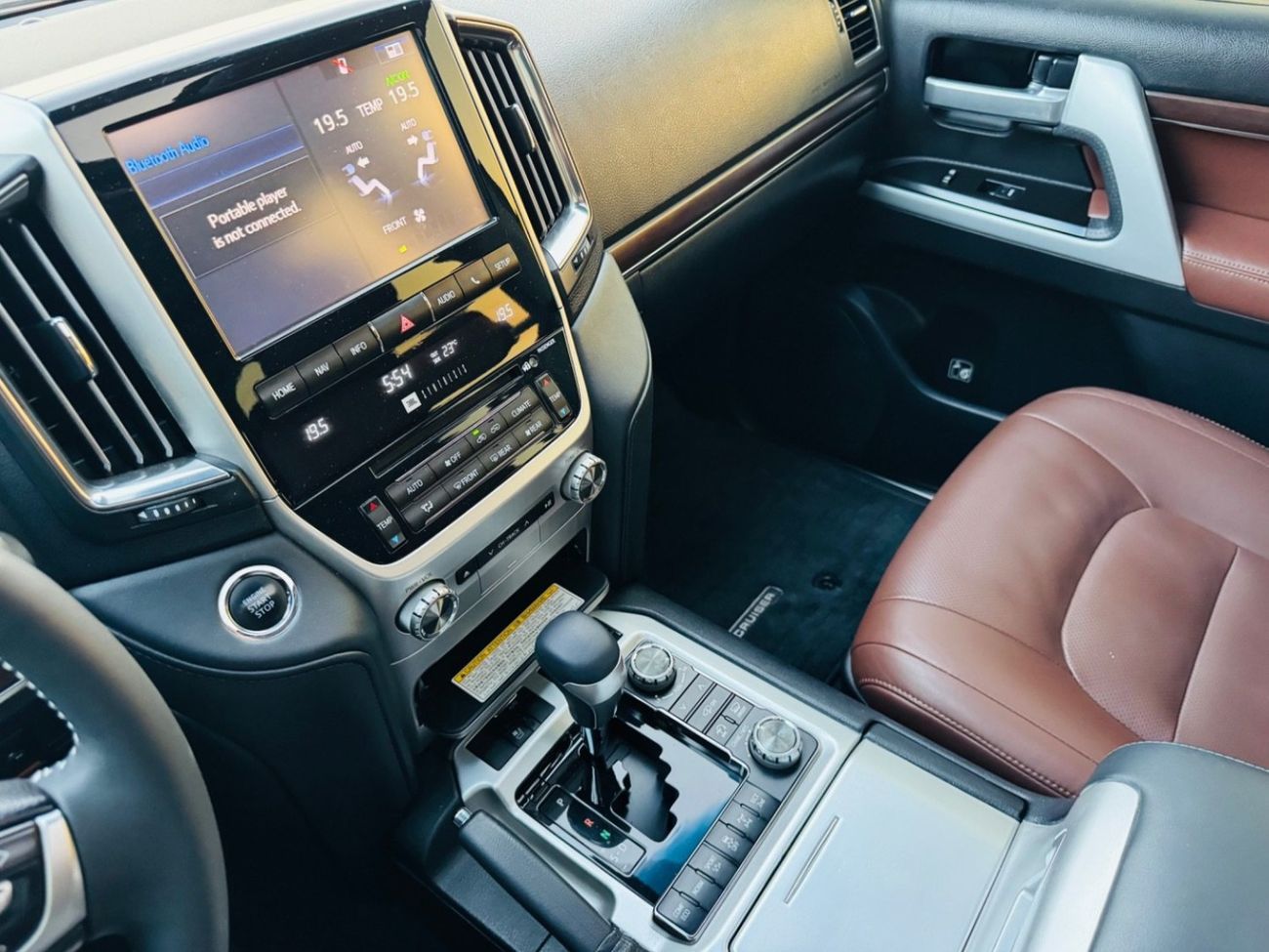 Toyota Land Cruiser VXR 5.7L 4WD