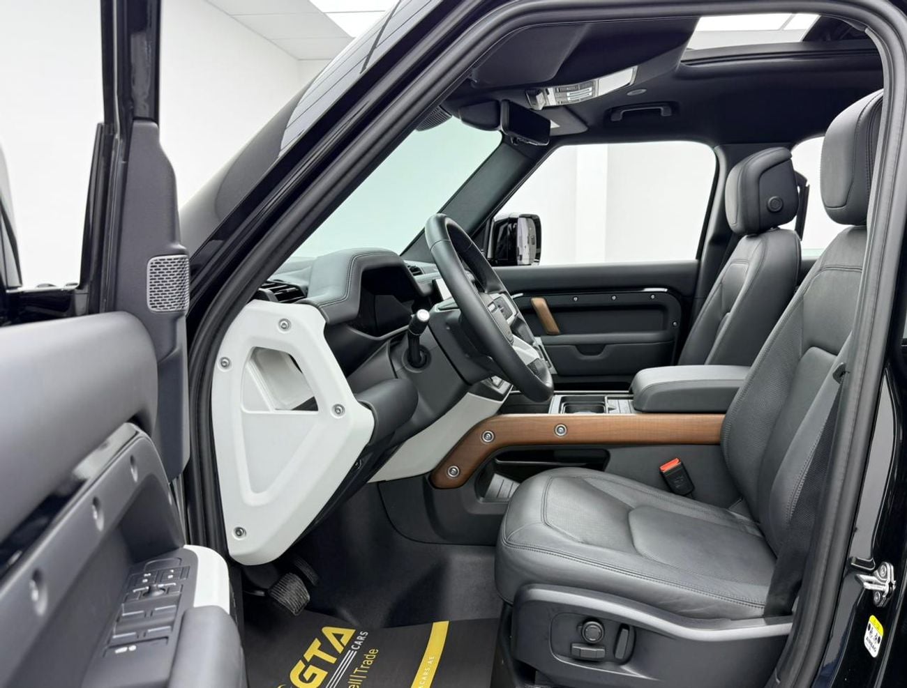 Land Rover Defender 2024 Land Rover Defender 110 HSE P400, 2029 LR Warranty + Service Pack, Low Km, Fully Loaded, GCC