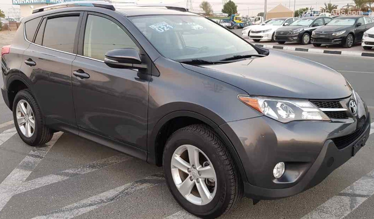 Toyota RAV4 XLE AWD very nice clean from inside and out side