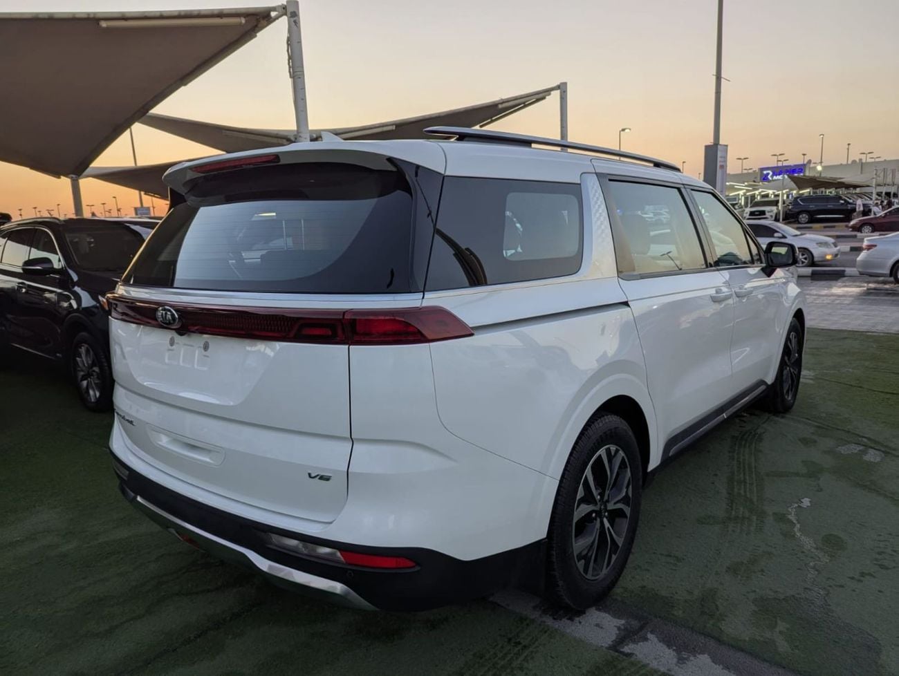 Kia Carnival GDI L 3.5L Kia Carnival 2021 GCC 6 cylinder engine 3.5L clean car without accident without paint ava