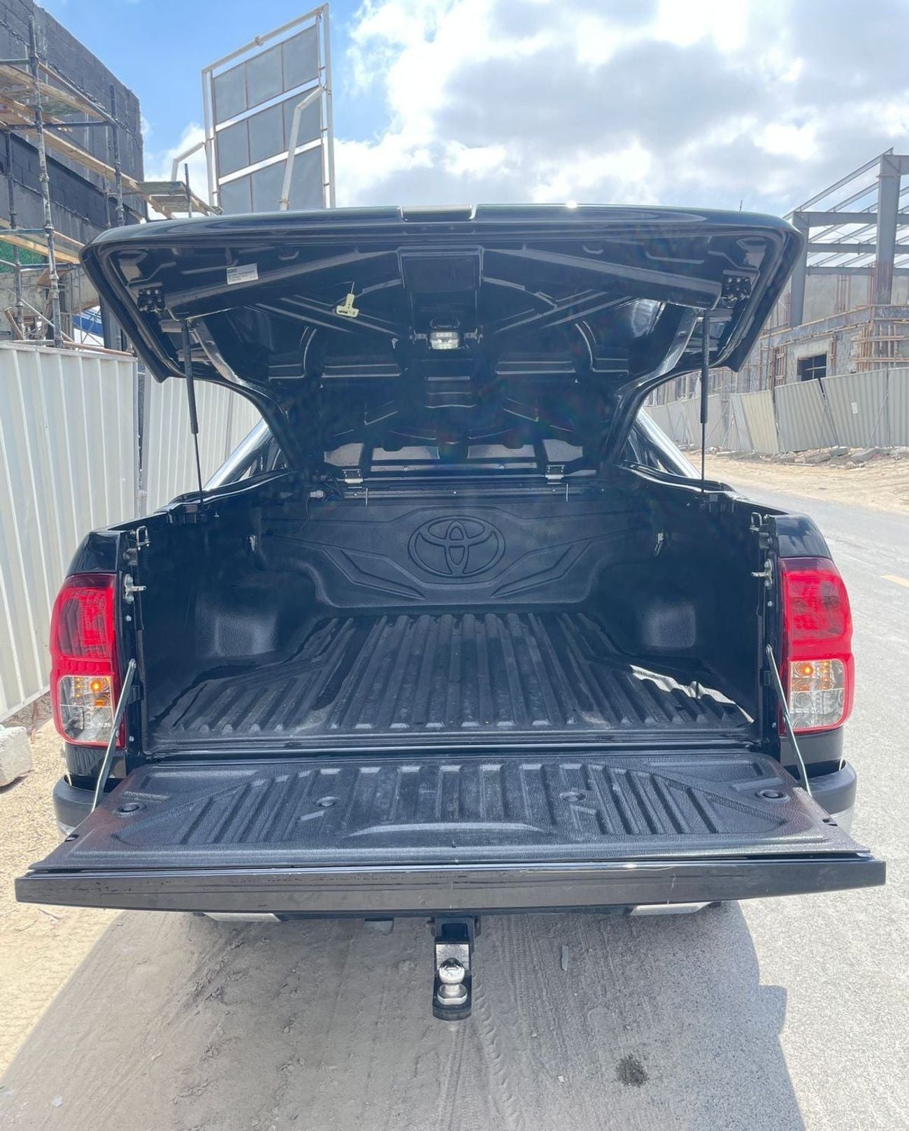 تويوتا هيلوكس diesel 2.8 liter ,right hand drive automatic ,full option