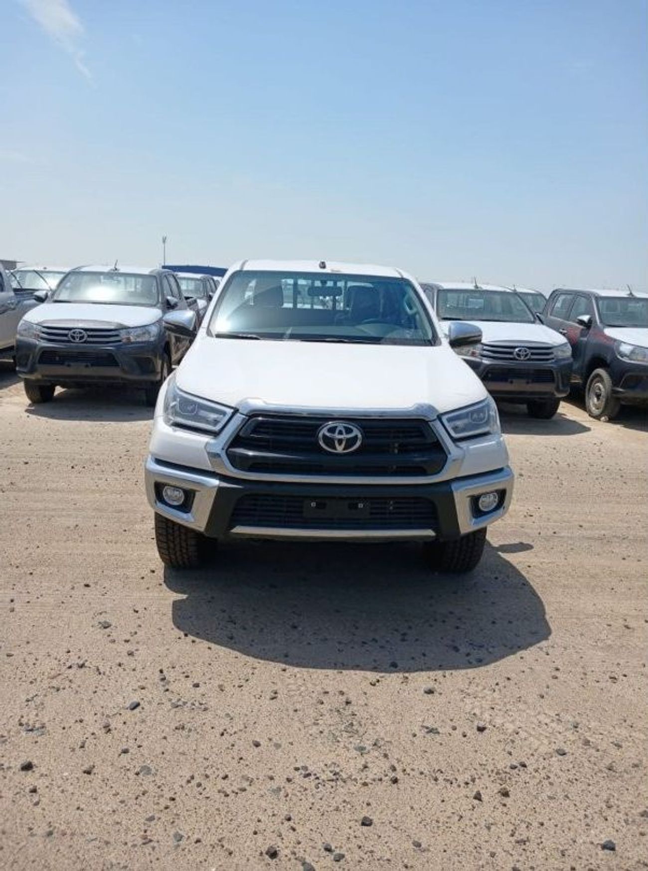 تويوتا هيلوكس TOYOTA HILUX 2.7 PETROL GCC WITH PUSH START AUTOMATIC MODEL 2024 FULL OPTION