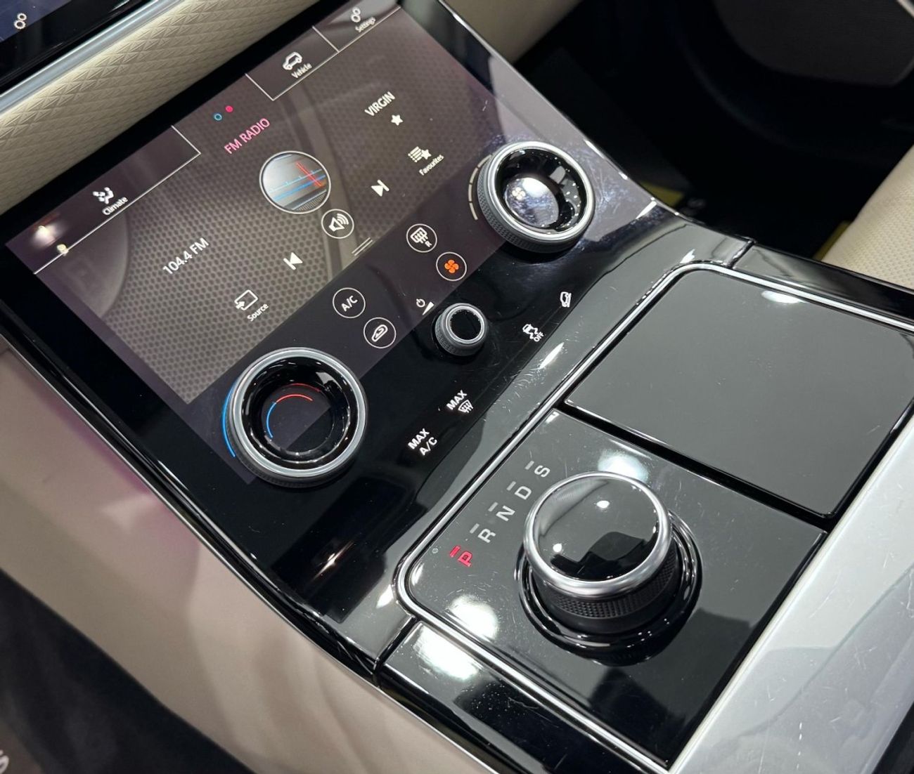 لاند روفر رينج روفر فيلار P250 R-ديناميك SE 2019 Range Rover Velar P250 SE R-Dynamic, Warranty, Full Service History, Excellen